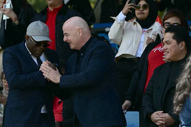 FIFA's President Gianni Infantino (C) greets Guinean businessman and football manager Aboubacar Sampil (L) as Indonesian Minister of State-Owned Enterprises Erick Thohir (R) looks at prior to the pre-Olympic play-off match between Indonesia and Guinea, for final spot in the men?s Olympic football tournament at Paris 2024, in Clairefontaine-en-Yvelines, south of Paris, on May 9, 2024. (Photo by Miguel MEDINA / AFP)







<저작권자(c) 연합뉴스, 무단 전재-재배포, AI 학습 및 활용 금지>