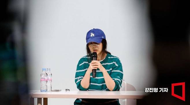 민희진 어도어 대표가 25일 서울 서초구 한국컨퍼런스센터에서 모회사 하이브와의 갈등 사태와 관련해 입장 발표를 하고 있다. 앞서 하이브는 민희진 대표 등 어도어 경영진에 대한 중간 감사 결과를 발표하고, 이들을 업무상 배임 등 혐의로 고발한다고 밝혔다. 사진=강진형 기자aymsdream@