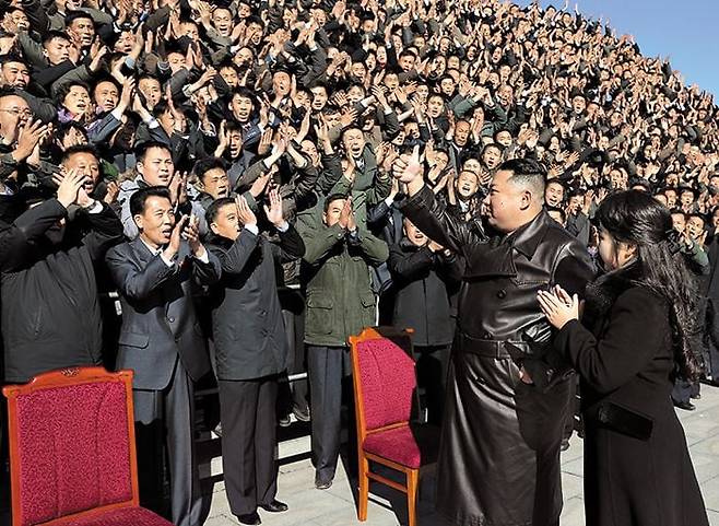 김정은 앞에서 박수치는 北 과학자들 - 김정은(앞줄 왼쪽) 북한 국무위원장과 딸 김주애(앞줄 오른쪽)가 2022년 11월 대륙간탄도미사일(ICBM) 화성-17형 발사 성공 후 개발에 기여한 과학자 등에게 박수를 받고 있다. /노동신문 뉴스1