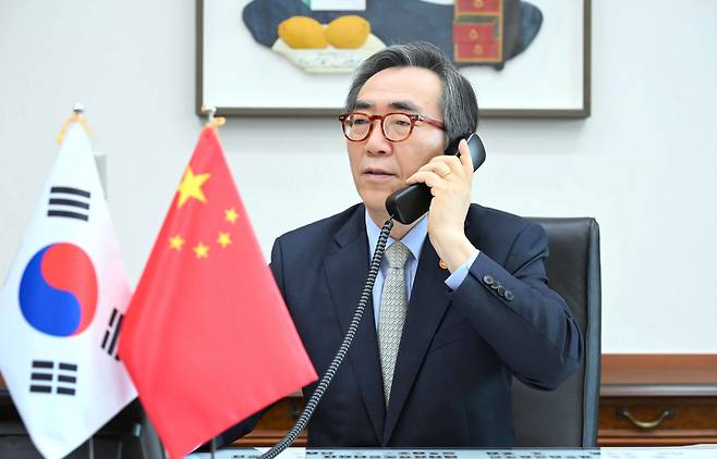 조태열 외교부 장관이 지난 2월 6일 왕이 중국 외교부장과 상견례를 겸해 통화를 갖고 있다. /외교부 제공