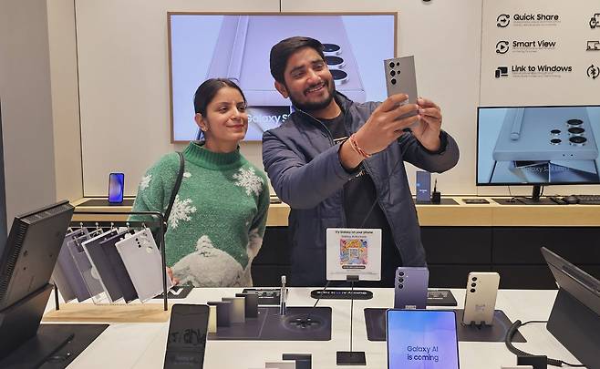 지난 1월 29일 인도 구루가온의 갤러리아 마켓에 위치한 '삼성스토어'에서 현지 소비자들이 '갤럭시 S24 시리즈'를 체험하는 모습./삼성전자 제공