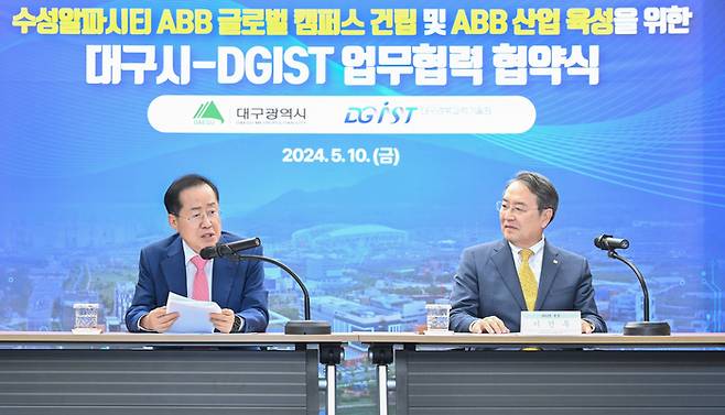 홍준표 대구시장(왼쪽)과 이건우 DGIST총장이 ABB 글로벌 캠퍼스 건립 업무협약을 맺고 있다.