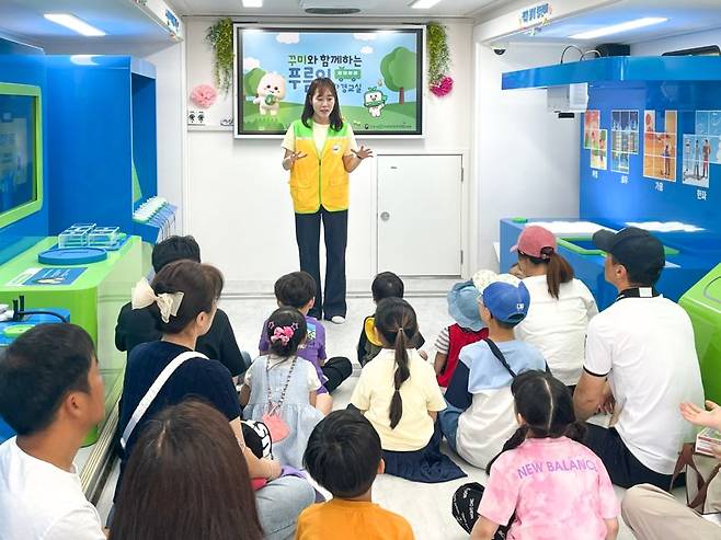 지난 4일 인천 서구 국립생물자원관에서 열린 '꾸미와 함께하는 푸름이 이동환경교실'에서 꾸미 선생님이 가족단위 참가객들에게 환경보호교육을 진행하고 있다. 사진=교보생명 제공