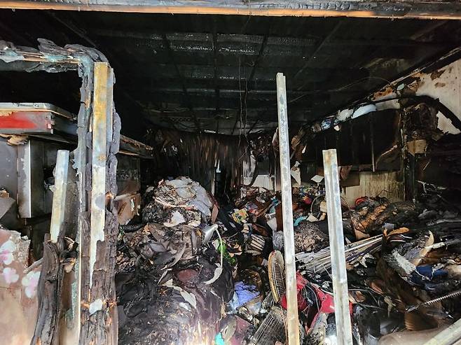 10일 오전 0시 15분께 부산 북구 구포동의 한 시장 인근 창고 건물에서 불이 났다. 부산소방재난본부 제공