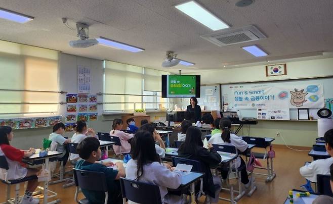 푸본현대생명 관계자가 김포시 소재 초등학교를 방문해, ‘1사 1교 금융교육’을 진행하고 있다. 푸본현대생명 제공