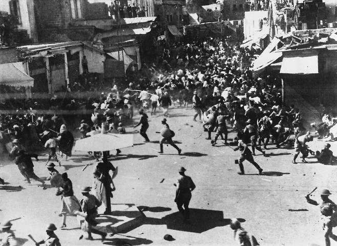 1936년 4월 팔레스타인 야파에서 영국 경찰이 시위 중인 아랍 군중을 해산하고 있다. ‘일러스트레이티드 런던 뉴스’ 1936년 6월13일치. 위키미디어 코먼스