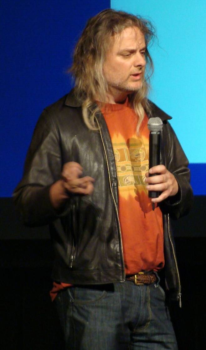 2008년 자신이 만든 밴드 ‘좀비 블루스’에서 동명의 노래를 하고 있는 철학자 데이비드 차머스의 모습. 위키미디어 코먼스
