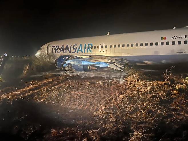 9일(현지시각) 세네갈 수도 다카르 인근 블레즈디아뉴 국제공항에서 이륙하던 트랜스에어의 보잉 737-300 여객기가 사고를 일으켜 손상된 채 풀밭에 정지해 있다. 다카르/신화 연합뉴스