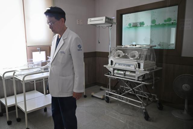 황해붕 산부인과 과장이 지난달 2일 충북 영동군 영동병원 신생아실을 바라보고 있다. 영동=정다빈 기자