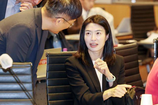 정신아 카카오 대표가 지난달 4일 서울 영등포구 여의도 한국경제인협회 컨퍼런스센터에서 열린 AI전략 최고위 협의회에 참석해 대화를 나누고 있다. 뉴스1