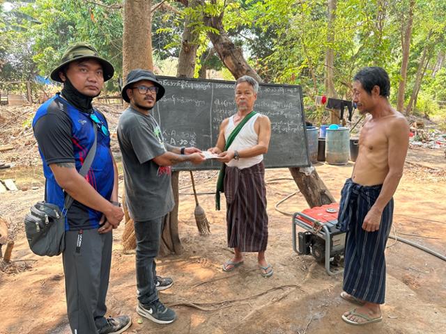 한국에서 이주노동자로 일하면서 미얀마 민주화를 돕는 아웅민(왼쪽 첫 번째)이 지난달 태국 매솟을 찾아 미얀마 피란민들에게 구호 물품과 지원금을 전달하고 있다. 아웅민 제공