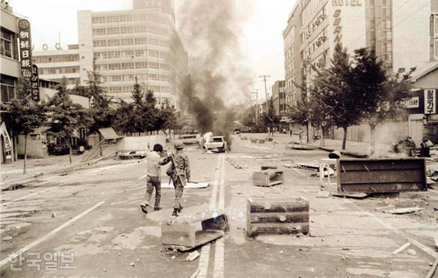 1980년 5월 19일 광주 금남로에서 벌어진 시위 도중 한 시위대가 계엄군에 의해 체포되고 있다. 한국일보 자료사진