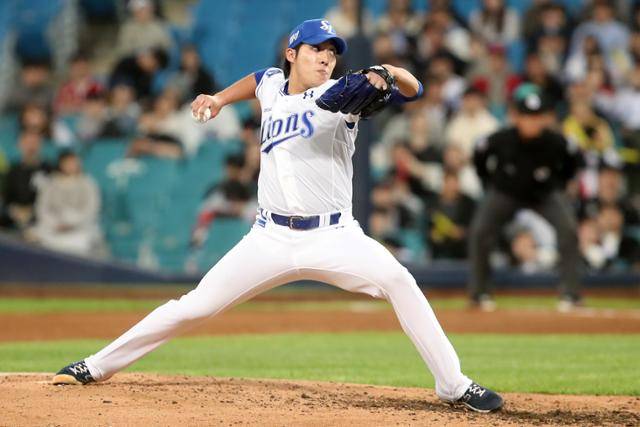 프로야구 삼성의 선발투수 원태인이 8일 대구 삼성라이온즈파크에서 열린 KIA와 경기에서 역투하고 있다. 대구=뉴스1