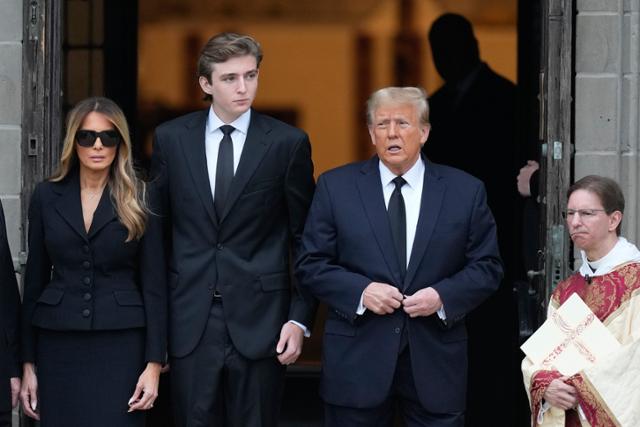도널드 트럼프(오른쪽에서 두 번째) 전 미국 대통령이 부인 멜라니아(맨 왼쪽), 막내아들 배런(왼쪽 두 번째)과 지난 1월 플로리다주 팜비치에서 진행된 장모 아말리아 크나브스 장례식에 참석해 있다. 팜비치=AP 연합뉴스