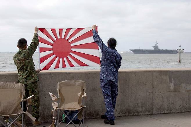 일본 전범기를 들고 있는 군인들의 모습이 담긴 사진 (미국 해군 SNS 갈무리)