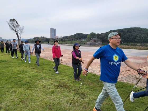 경기 여주시 여강길에서 진행된 노르딕 워킹 강의. 김영주 기자