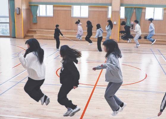 부산의 한 초등학교 실내 체육관에서 줄넘기를 하는 학생들. 연합뉴스
