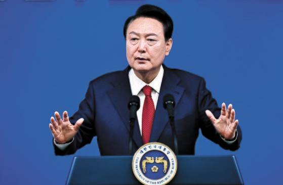 윤석열 대통령이 지난 9일 서울 용산 대통령실에서 열린 윤석열정부 2년 국민보고 및 기자회견에서 대국민 메시지를 발표하고 있다. 대통령실사진기자단