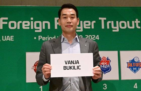 9일 열린 2024 여자부 외국인선수 드래프트에서 반야 부키리치를 지명한 고희진 정관장 감독. 사진 한국배구연맹