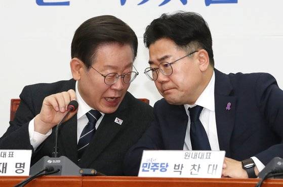 이재명 더불어민주당 대표와 박찬대 원내대표가 지난 8일 오전 서울 여의도 국회에서 열린 최고위원회의에서 대화를 나누고 있다. 뉴스1