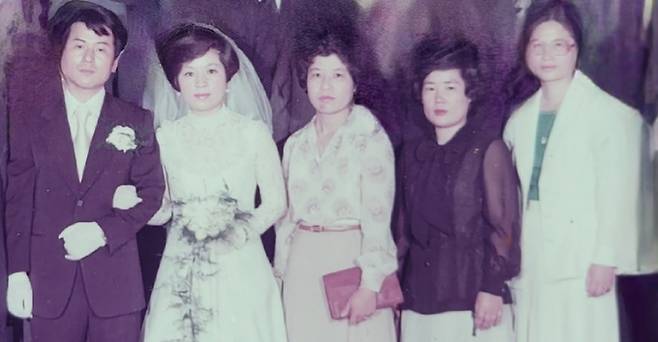 1977년 5월 김동현 동아투위 위원(맨 왼쪽) 결혼식장에서. 오른쪽부터 권영자 위원장, 임응숙, 고 조성숙 동아투위 위원. /자유언론실천재단 제공