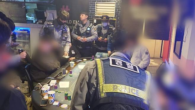 지난 4월 14일 의정부경찰서 소속 경찰들이 게임 칩을 현금으로 바꿔주는 방식으로 운영한 불법 ‘홀덤펍’ 현장을 단속하고 있다. /사진=경기북부경찰청 제공