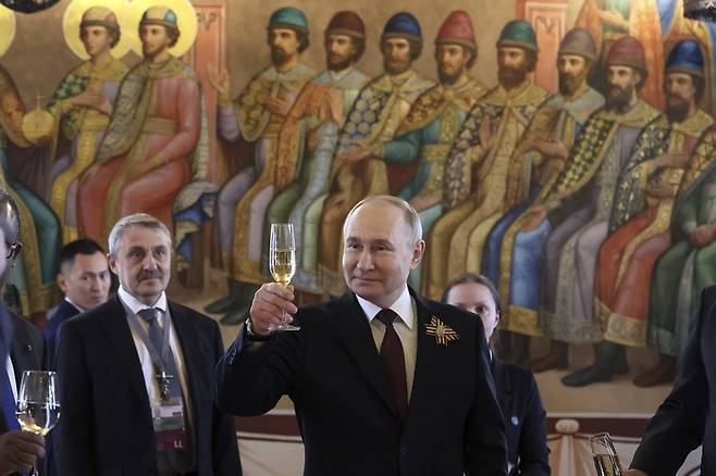 블라디미르 푸틴 러시아 대통령이 9일(현지시간) 모스크바 크렘린궁에서 열린 제79주년 전승절 기념 리셉션에서 건배를 제의하고 있다. 러시아는 2차 세계대전에서 나치 독일에 승리한 5월 9일을 매년 전승절로 기념한다. AP연합뉴스