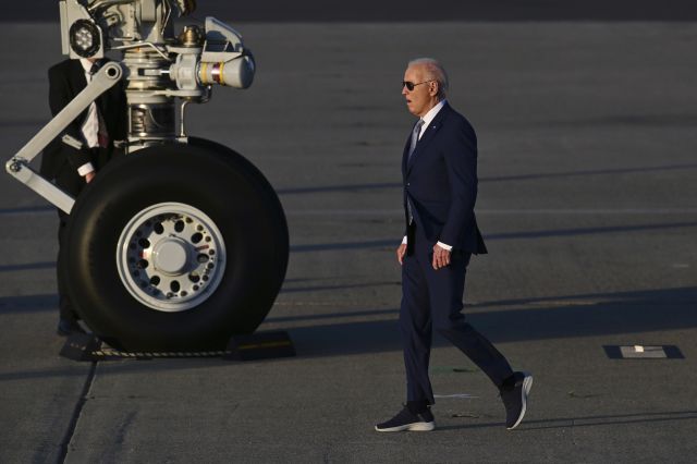 조 바이든 미국 대통령이 9일(현지시간) 캘리포니아주 마운틴뷰의 비행장에서 마린원에 탑승하기 위해 걸어가고 있다. AP연합뉴스