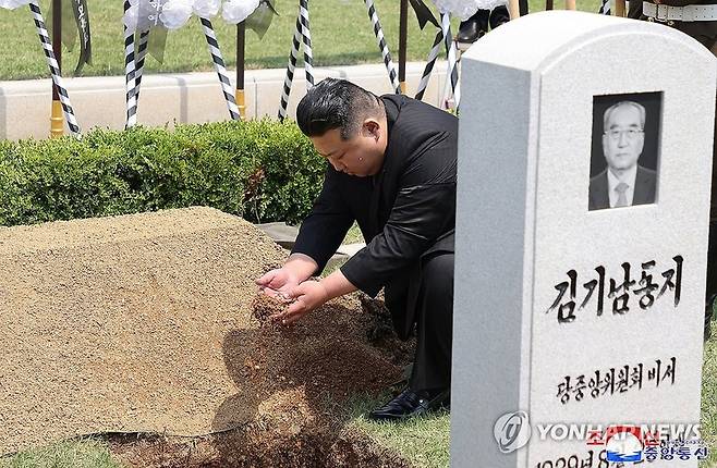 북한 김기남 전 노동당 비서의 장례식에 참석한 김정은 북한 국무위원장 / 사진=연합뉴스