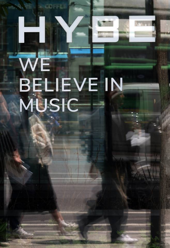 10일 서울 용산 하이브 사옥 모습. 이날 어도어는 이사회를 열고 민희진 대표의 해임 여부를 결정하는 임시주주총회를 오는 31일 열기로 결의했다. 연합뉴스