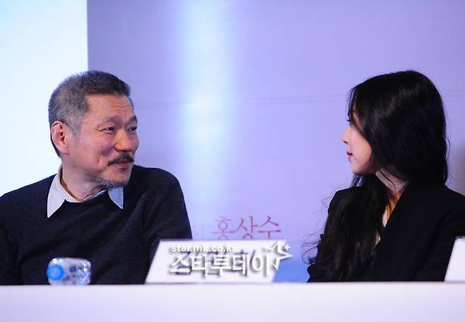 2017년 영화 ‘밤의 해변에서 혼자’ 언론시사회에서 연인 관계임을 인정한 두 사람. 사진 ㅣ스타투데이DB