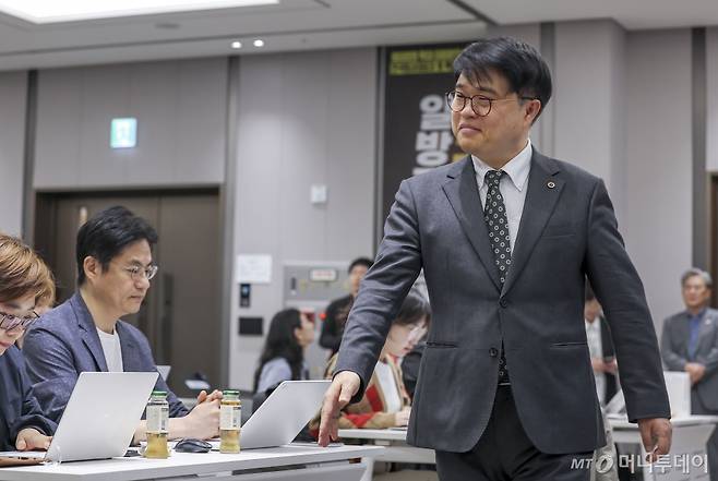 [서울=뉴시스] 정병혁 기자 = 임현택 대한의사협회장이 10일 서울 용산구 대한의사협회에서 윤석열 대통령 기자회견에 대한 대한의사협회 입장 발표에 앞서 취재진과 인사를 나누고 있다. 2024.05.10. jhope@newsis.com /사진=정병혁