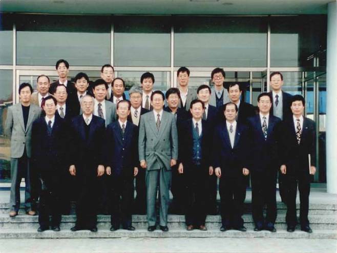 1995년 삼성중공업-KAIST 산학협력 협의체 창설 당시 관계자들이 기념사진을 촬영하고 있다. /사진=삼성중공업