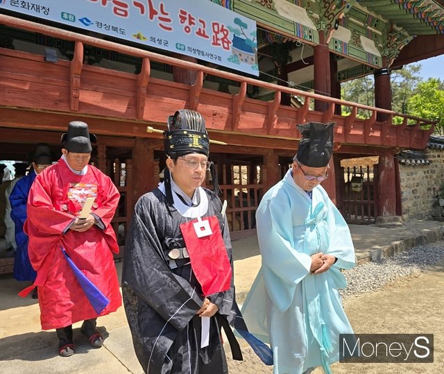 박 당선인(중간)이 의성향교에서 열린 고유례 행사에 참석했다./사진=황재윤 기자