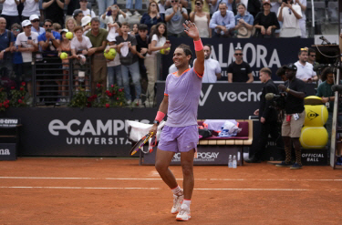 스페인의 라파엘 나달이 10일(한국시간) 이탈리아 로마에서 열린 ATP투어 로마오픈 1회전에서 승리한 뒤 관중석을 향해 손을 흔들고 있다. AP뉴시스