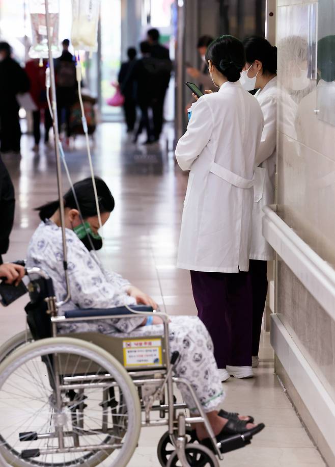 의정 갈등이 이어지고 있는 4월 26일 광주 동구 전남대병원에서 의료진이 대화하고 있다. 전남대 의과대학 교수 비대위는 주 1회 휴진을 결정했다.[연합]