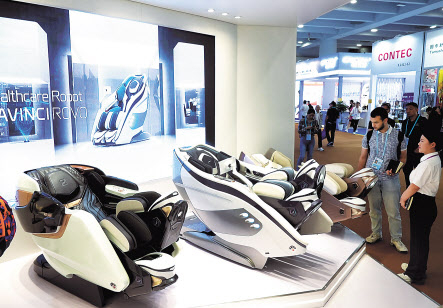 중국 무역박람회에 전시된 헬스케어로봇 안마의자 [바디프랜드 제공]