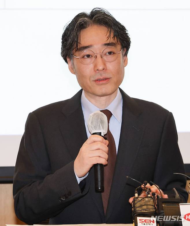 [서울=뉴시스] 황준선 기자 = 임종윤 한미사이언스 사내이사가 지난 3월21일 오전 서울 여의도 FKI타워에서 열린 기자간담회에서 발언하고 있다. 2024.03.21. hwang@newsis.com