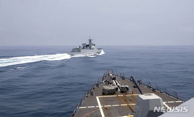 [AP/뉴시스]대만 유사 사태가 일본과 얼마나 관련이 있는지가 논란이다. 대만과 밀접한 한국과도 무관치 않다. 사진 2023년 6월3일 대만해협에서 미 USS 정훈호(USS Chung-Hoon)의 경로 앞을 중국 해군 함정이 가로지르는 모습. 2024.05.10