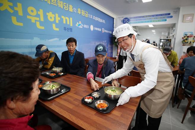 광주 광산구 '천 원 한 끼 식당'에서 10일 박병규 광산구청장이 식사를 제공하고 있다. 광산구 제공