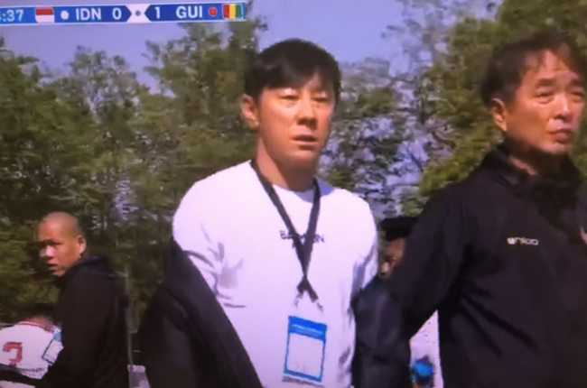 [사진] 퇴장당하는 신태용 감독 / 중계방송 캡처