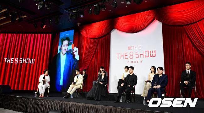 [OSEN=지형준 기자] 10일 오전 서울 중구 장충동 앰배서더 서울 풀만 호텔에서 넷플릭스 시리즈 ' The 8&nbsp;Show ' 제작발표회가 열렸다.'더&nbsp;에이트&nbsp;쇼'는 8명의 인물이 8층으로 나뉜 비밀스런 공간에 갇혀 ‘시간이 쌓이면 돈을 버는’ 달콤하지만 위험한&nbsp;쇼에 참가하면서 벌어지는 이야기를 그린 드라마다.'더 에이트 쇼'는 글로벌 누적 조회수 3억 뷰를 기록한 배진수 작가의 네이버웹툰&nbsp; '머니게임'과 '파이게임' 을 각색해 한재림 감독의 감각적이고 세련된 연출과 탄탄한 스토리텔링으로 새롭게 탄생시켰다. 여기에 류준열, 천우희, 박정민, 이열음, 박해준, 이주영, 문정희, 배성우가 8명의 참가자로 변신해 8개의 층으로 나뉘어진 비밀스러운 공간에서 협력과 대립, 배신을 거듭하며 색다른 케미와 앙상블을 선보일 것을 예고했다.박경림의 진행으로 배우 류준열, 이열음, 박해준, 천우희, 이주영, 박정민, 문정희, 한재림 감독, 배우 배성우가 참석한 가운데 간담회를 하고 있다. 2024.05.10 /jpnews@osen.co.kr