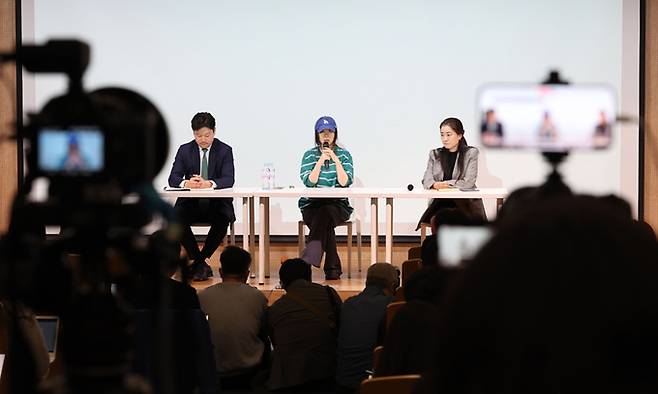 민희진 어도어 대표가 지난 4월 25일 서울 서초구 한국컨퍼런스센터에서 입장을 밝히는 기자회견을 하고 있다. 남정탁 기자