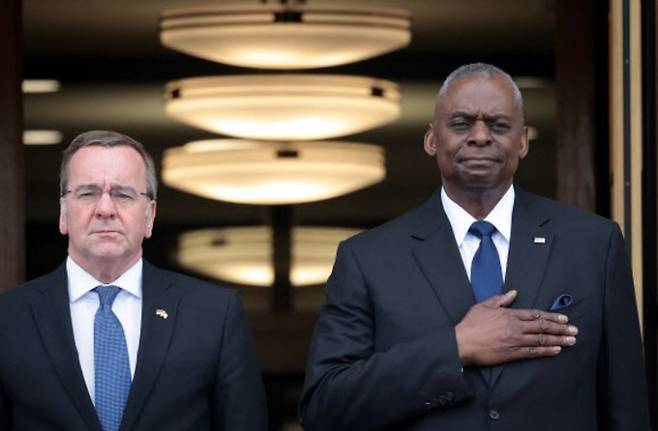 보리스 피스토리우스 독일 국방부 장관(왼쪽)이 9일(현지시간) 미국 국방부 청사(펜타곤)를 방문해 로이드 오스틴 미 국방장관과 함께 미군의 의장 행사를 지켜보고 있다. AFP연합뉴스