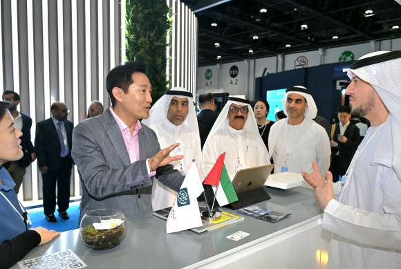 8일(현지시간) 아랍에미리트(UAE) 아부다비 국립전시센터에서 열린 연례투자회의(AIM)에서 오세훈(왼쪽 두 번째) 서울시장이 UAE관을 찾아 관계자들과 이야기하고 있다. 서울시 제공