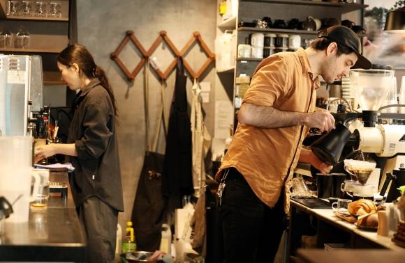 제2회 경춘선 공릉숲길 커피축제에 참여하는 서울 노원구 공릉동 지역 카페 ‘호이폴로이’의 공동대표 정은정, 크리스 레티그 부부가 커피를 만들고 있다. 노원구 제공