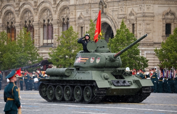 지난 9일 모스크바에서 열린 열병식에 참가한  T-34의 모습. TASS 연합뉴스