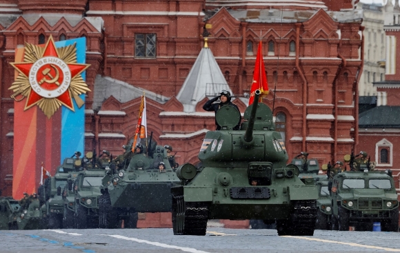 지난 9일 모스크바에서 열린 열병식에 참가한 T-34와 그 뒤로 장갑차들이 따르고 있다.  로이터 연합뉴스
