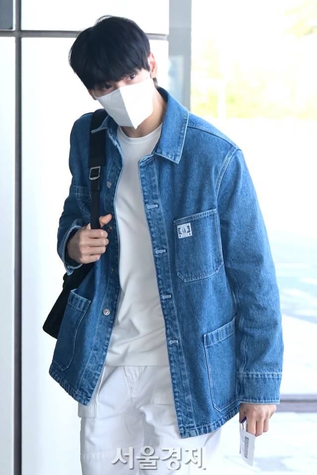 가수 겸 배우 차은우가 10일 오후 케이콘 재팬 2024(KCON JAPAN 2024) 공연 참석 차 김포국제공항을 통해 일본 도쿄로 출국하고 있다. 김규빈 기자 2024.05.10