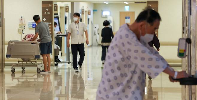 서울 시내 한 대형병원에서 환자와 의료관계자 등이 이동하고 있다. ⓒ연합뉴스